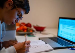 عدالت آموزشی بدون اینترنت پرسرعت یک شوخی تلخ است/ چالشهای آموزش؛ معلمانی که در نبود فناوری، کیفیت را قربانی میکنند