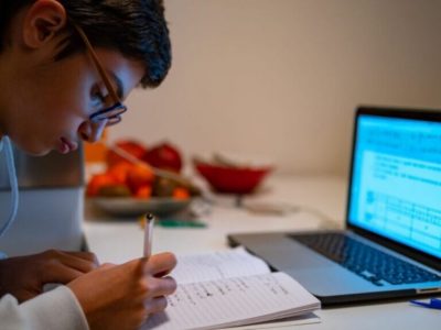 عدالت آموزشی بدون اینترنت پرسرعت یک شوخی تلخ است/ چالشهای آموزش؛ معلمانی که در نبود فناوری، کیفیت را قربانی میکنند