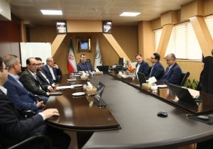 تکریم یادگاران شهدا در بیمه البرز به مناسبت هفته دفاع مقدس