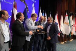 نشان عقاب طلایی مدیریت خلاق به مدیرعامل بانک سینا اعطا شد