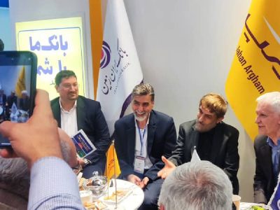 بازدید عضو مجمع تشخیص مصلحت نظام از غرفه بانک ایران زمین در یازدهمین نمایشگاه تراکنش ایران